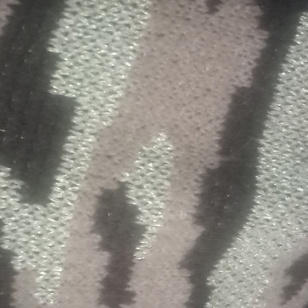 Adorable sweater w/ tiger stripes adorned w/ gold thread ( L) - Picture 2 of 2